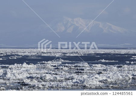 北海道鄂霍次克海沿岸的流冰和斜里山 124485561