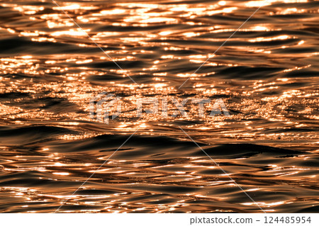 金色閃亮的水面 金色閃亮的水面 124485954