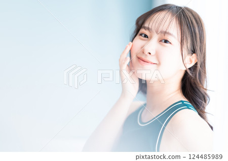 身穿背心的健康年輕女子的美容肖像 身穿背心的健康年輕女子的美容肖像 124485989