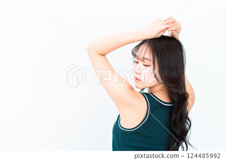 一位注重美麗、健康的年輕女性。女性脫毛的圖像。 一位注重美麗、健康的年輕女性。女性脫毛的圖像。 124485992