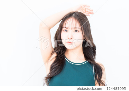 一位注重美麗、健康的年輕女性。女性脫毛的圖像。 124485995