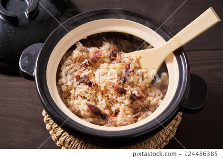 Firefly squid rice cooked in a clay pot 124486385