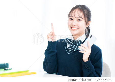 微笑著指著的高中女生 124486420