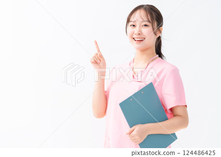 一位年輕醫生拿著一張圖表，指著白色背景上的東西 124486425