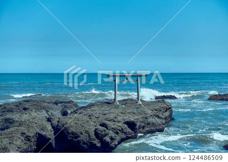 茨城縣大洗町磯前神社的海上鳥居門 |藍天與太平洋下的神聖風景 茨城縣大洗町磯前神社的海上鳥居門 |藍天與太平洋下的神聖風景 124486509