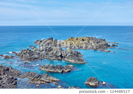 禮文島深藍色的大海中漂浮著崎嶇的礁石 124486527