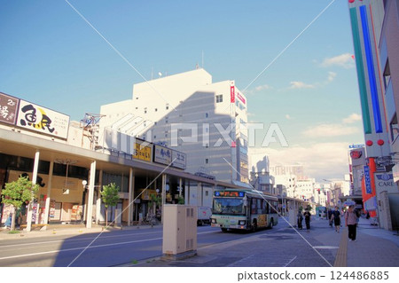 青森城市景觀:陽光明媚的青森車站前新町街 青森城市景觀:陽光明媚的青森車站前新町街 124486885