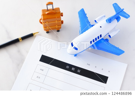 為了享有帶薪休假去旅行,請向您工作的公司提交休假通知。 為了享有帶薪休假去旅行,請向您工作的公司提交休假通知。 124486896