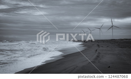 茨城縣神棲市的波濤洶湧的大海與風力發電的風景 124487068