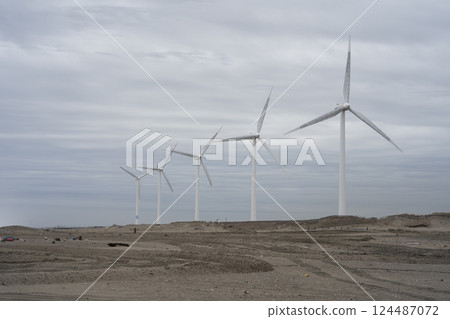 茨城縣神棲市海岸的陰天與風力發電 124487072