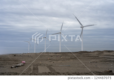 Cloudy skies and wind power generation on the coast, Kamisu City, Ibaraki Prefecture Cloudy skies and wind power generation on the coast, Kamisu City, Ibaraki Prefecture 124487073