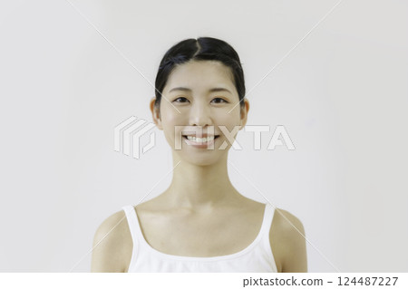 白色背景下身穿背心的笑容年輕女子 124487227