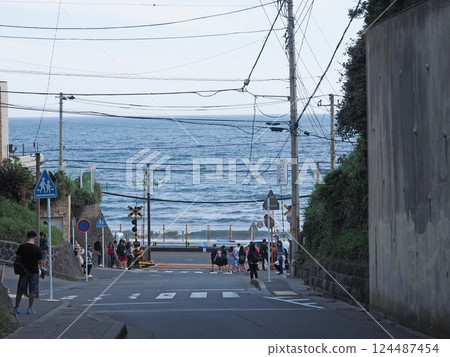 鎌倉高中站前的路景。 124487454