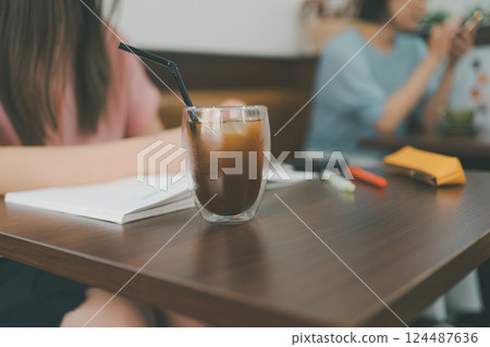 coffee shop, cafe, cafeteria 124487636