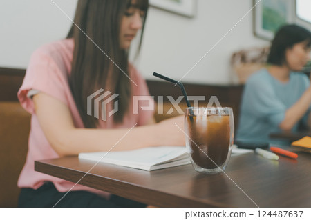 coffee shop, cafe, cafeteria 124487637