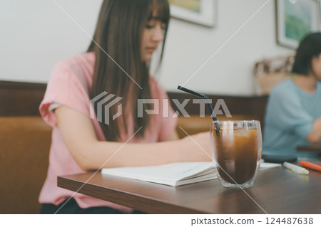 coffee shop, cafe, cafeteria 124487638