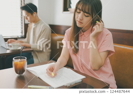 coffee shop, cafe, cafeteria 124487644