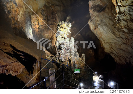 山口縣宮市中國地方秋吉台黑谷洞秋吉洞入口處供奉的基督山伯爵大像（2） 124487685