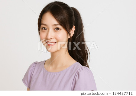 穿著襯衫的年輕女子 124487711