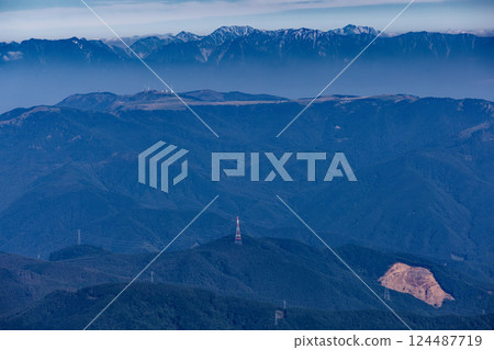 Utsukushigahara and Tsurugi-Tateyama mountain ranges as seen from the summit of Mt. Tateshina in the Yatsugatake mountain range 124487719