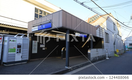 相模鐵道（相鐵）西谷站南口設有電扶梯 124488066