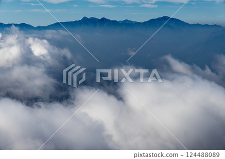 從八嶽山脈的蓼科山望去的南阿爾卑斯山脈 從八嶽山脈的蓼科山望去的南阿爾卑斯山脈 124488089