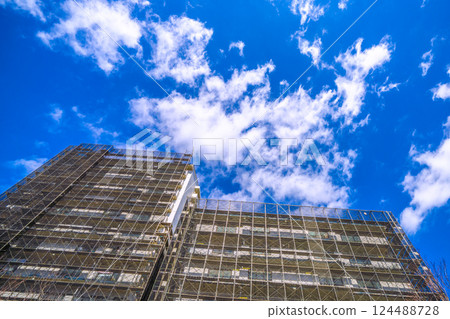 日本橫濱城市景觀 - 為維修和檢查公寓大樓而搭建的鷹架和防護網(橫濱市) 日本橫濱城市景觀 - 為維修和檢查公寓大樓而搭建的鷹架和防護網(橫濱市) 124488728