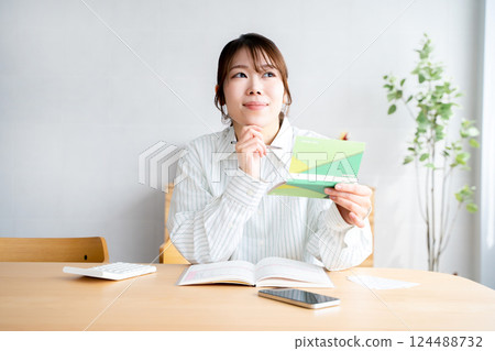 A woman holding a household account book 124488732
