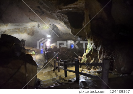View of the elevator entrance fork seen from the Akiyoshi Cave, Kurotani Cave side, Akiyoshidai, Chugoku region, Miya City, Yamaguchi Prefecture (1) 124489367