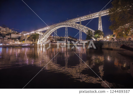 Night Panorama of Douro River and Illuminated Ponte Dom Luis I, Porto, Portugal. 124489387