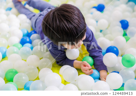 男孩玩室內玩具 男孩玩室內玩具 124489413