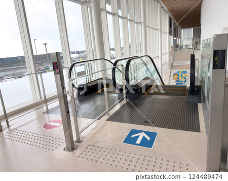 Escalator Escalator 124489474