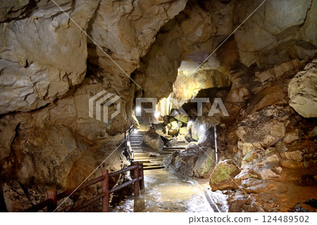 中國地方、秋吉台、秋吉洞、從電梯叉觀賞金柱空間、山口縣宮市（3） 124489502