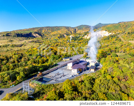 Hachimantai and the geothermal power plant around the Matsuo Mine ruins in autumn (Hachimantai City, Iwate Prefecture) 124489671