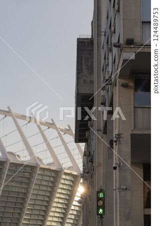 the sun breaks through the houses in the city 124489753