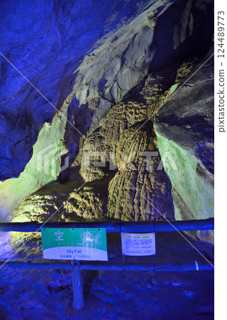 中國地方、秋吉台、秋吉洞、傘下空瀧瀑布、山口縣宮市（） 124489773