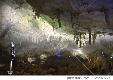 中國地方、秋吉台、秋吉洞、俯瞰電梯岔口的充滿雨傘的空間、山口縣宮市（3） 124489774