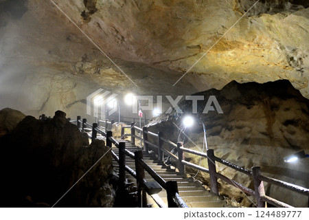 Chugoku region, Akiyoshidai, Akiyoshido, A space filled with umbrellas, looking up at the elevator branch, Miya City, Yamaguchi Prefecture (3) 124489777