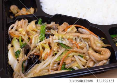 Delicious Chinese stir-fried meat and vegetables lunch box Delicious Chinese stir-fried meat and vegetables lunch box 124490571