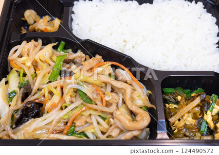 Delicious Chinese stir-fried meat and vegetables lunch box Delicious Chinese stir-fried meat and vegetables lunch box 124490572