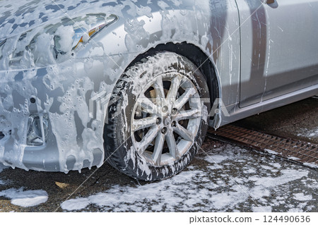 Coin-operated car wash: Foam washing of front body 124490636