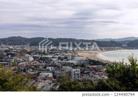 Panoramic view of Kamakura Japan overlooking a dense urban area 124490794