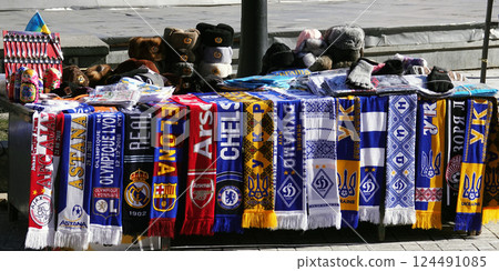 Sale of goods on the street in the center of Kiev 124491085