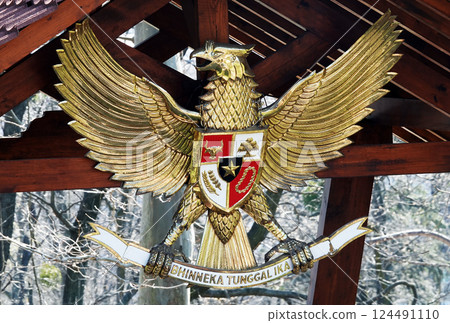 Kiev, Ukraine April 10, 2021: Coat of arms of Bhinneka Tunggalika golden eagle in the botanical garden of Kiev city Kiev, Ukraine April 10, 2021: Coat of arms of Bhinneka Tunggalika golden eagle in the botanical garden of Kiev city 124491110