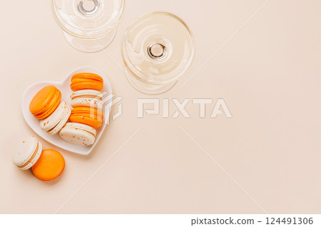 Pairing of champagne and delicate macaroons Pairing of champagne and delicate macaroons 124491306