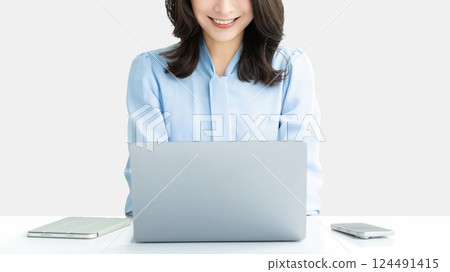在辦公桌前工作的女性/女商人 124491415