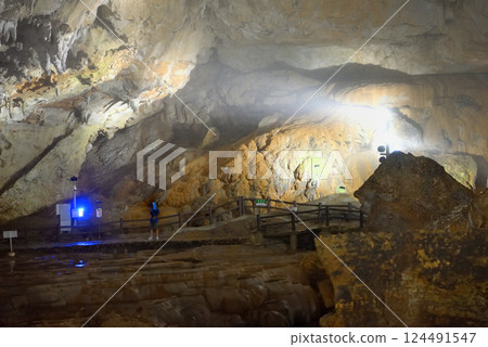 Tourists visiting Akiyoshidai, Akiyoshido, Senmachida and Mount Horai in the Chugoku region, a view from Lion Rock, Miya City, Yamaguchi Prefecture 124491547
