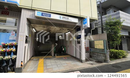 東京地鐵南北線本駒込站2號出口設有手扶梯 東京地鐵南北線本駒込站2號出口設有手扶梯 124491565