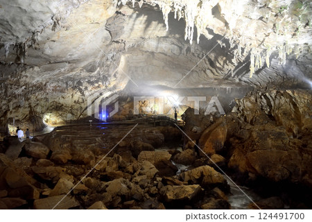遊覽中國地方秋吉台、秋吉堂、千町田、蓬萊山的遊客，以及從山口縣宮市獅子山欣賞的景色（2） 124491700