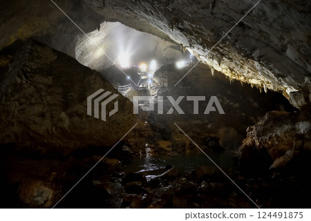 Image of the beautiful illuminated cave interior in Akiyoshidai, Chugoku region, Akiyoshido, Yamaguchi prefecture, Miya city, Yamaguchi prefecture 124491875